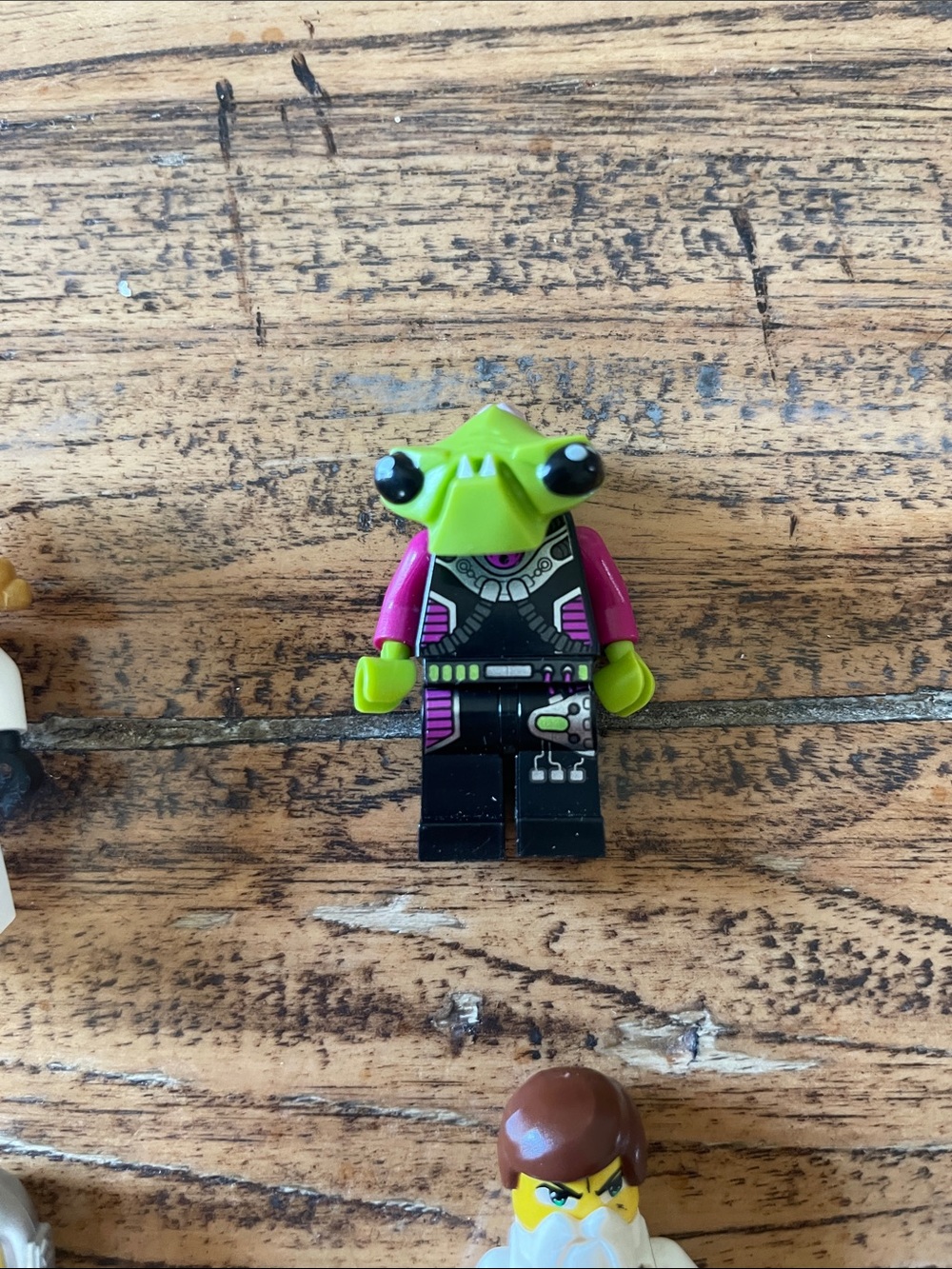 LEGO White Ninjago and Alien Minifigure Mix of 5 Mini Figurines - Picture 4 of 8